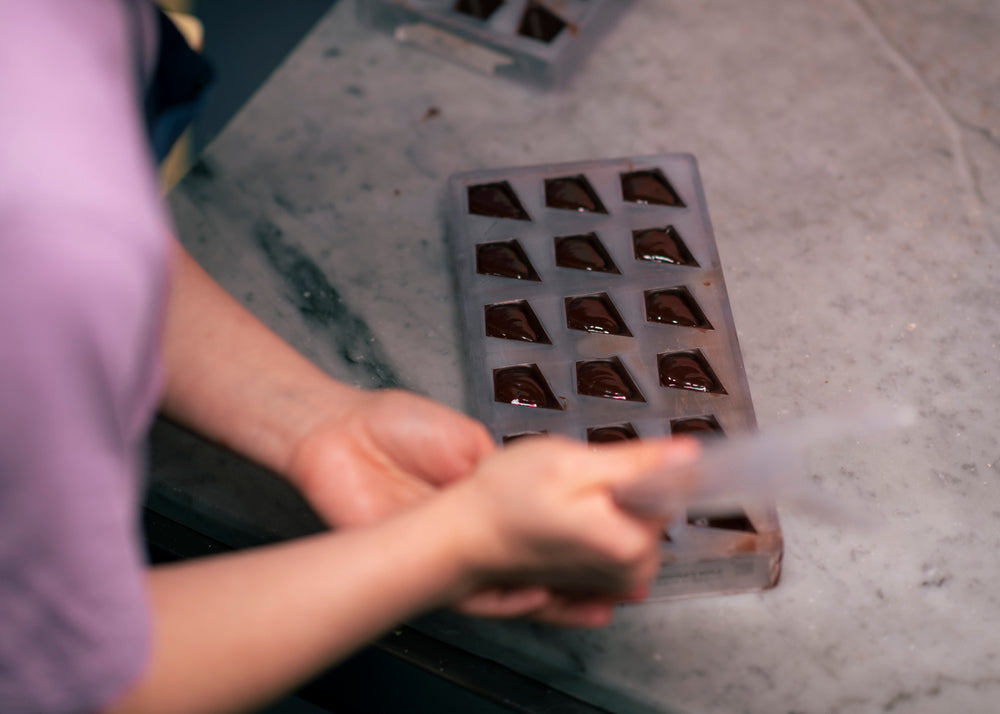 In handwerklicher Herstellung entstehen köstliche Pralinen in Berlin