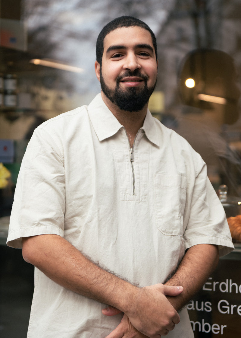 Ali Ramdane Bey ist als Steward im pars tätig